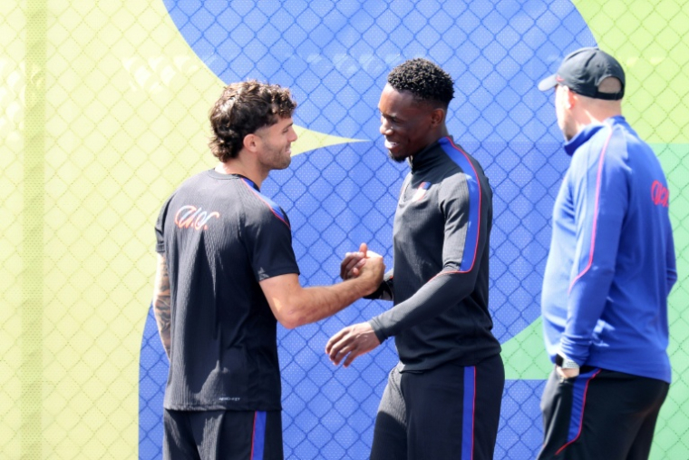 Folarin Balogun (au centre) avec Christian Pulisic (à gauche) lors d'une séance d'entraînement de l'équipe des Etats-Unis le 5 juillet 2026 à l'Université de l'Etat de Washington, à Seattle ( GETTY IMAGES NORTH AMERICA / JAMIE SQUIRE )