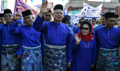 (Photo d'archives) L'ex-Premier ministre malaisien Najib Razak (au centre) lors d'une manifestation à Pekan, en Malaisie, le 28 avril 2018 ( AFP / Mohd RASFAN )