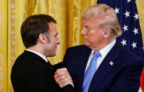 Emmanuel Macron et Donald Trump à Washington, aux États-Unis, le 24 février 2025. ( AFP / LUDOVIC MARIN )