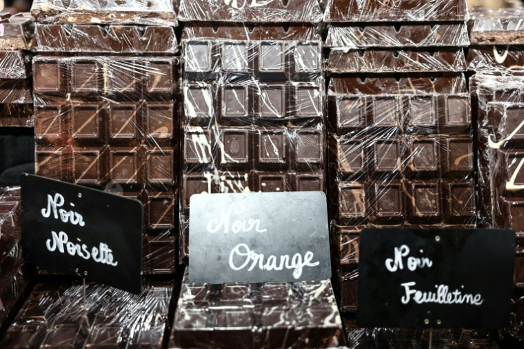 Des tablettes de chocolat exposées sur un stand du 30e Salon du Chocolat à Paris, le 28 octobre 2025 ( AFP / Thibaud MORITZ )