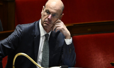 Éric Lombard à Paris, le 5 février 2025. ( AFP / JULIEN DE ROSA )