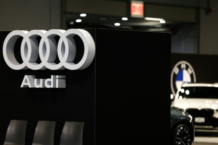 Les logo des marques allemandes Audi et BMW à New York le 1er avril 2026 ( AFP / CHARLY TRIBALLEAU )