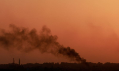 De la fumée s'élève depuis Gaza, vue d'Israël