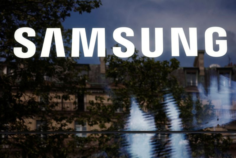 Le logo Samsung sur l'avenue des Champs-Elysées à Paris