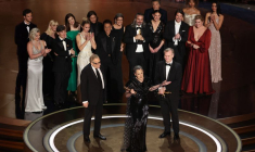 Le réalisateur Christopher Nolan et les producteurs Emma Thomas et Charles Roven remportent l'Oscar du meilleur film pour "Oppenheimer"