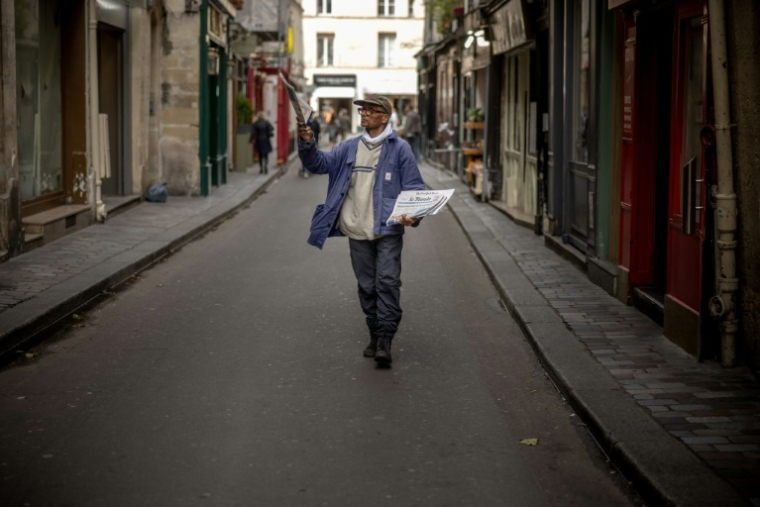 Ali Akbar, vendeur pakistanais de journaux à la criée, dans une rue du Quartier Latin à Paris, le 16 septembre 2025. ( AFP / Guillaume BAPTISTE )