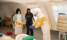 Des personnels de santé prennent part à une formation accélérée sur le port des équipements de protection contre Ebola au centre de traitement du Memorial Scott Powell à Bunia, en République démocratique du Congo, le 11 juin 2026 ( AFP / Jospin Mwisha )