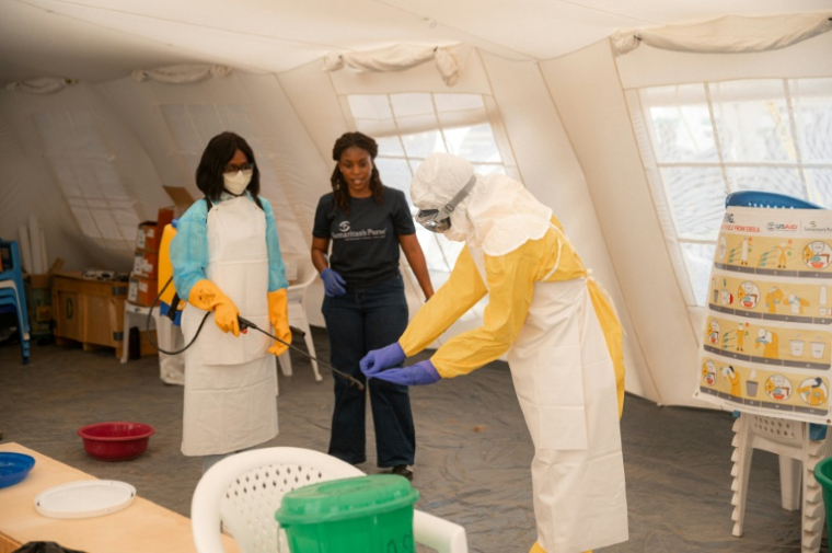 Des personnels de santé prennent part à une formation accélérée sur le port des équipements de protection contre Ebola au centre de traitement du Memorial Scott Powell à Bunia, en République démocratique du Congo, le 11 juin 2026 ( AFP / Jospin Mwisha )