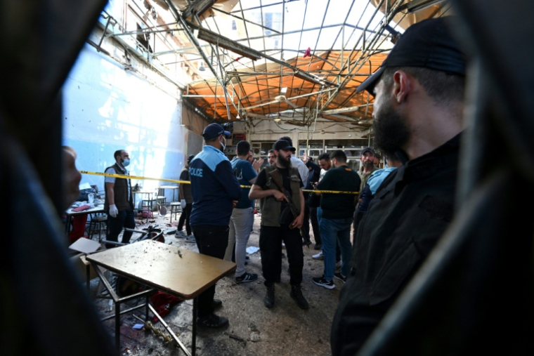 Les forces de sécurité syriennes sont rassemblées sur les lieux d'une explosion survenue dans un café de la capitale, Damas, le 2 juillet 2026 ( AFP / LOUAI BESHARA  )