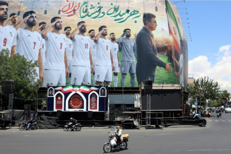 Une affiche géante soutenant l'équipe de football iranienne pour la prochaine Coupe du monde 2026, place Enghelab à Téhéran, le 18 mai 2026 ( AFP / - )