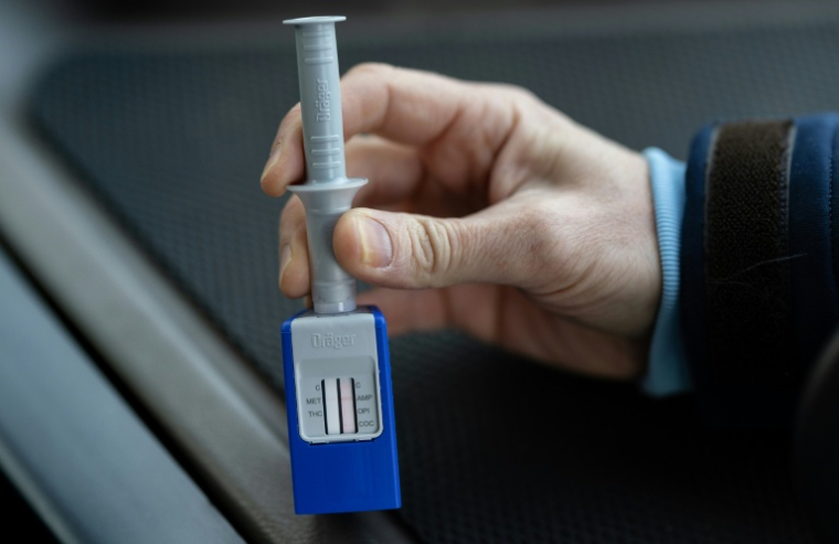 Les tests salivaires de dépistage aux stupéfiants présentent des défaillances techniques pouvent conduire à des résultats faussés, aussi bien positifs que négatifs, selon des experts en pharmacologie ( AFP / FRED TANNEAU )