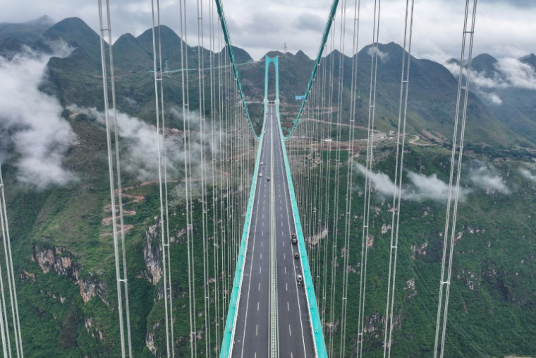 Le pont du Grand Canyon de Huajiang, le plus haut du monde, dans la province du Guizhou, dans le sud-ouest de la Chine, le 27 septembre 2025 ( AFP / STR )