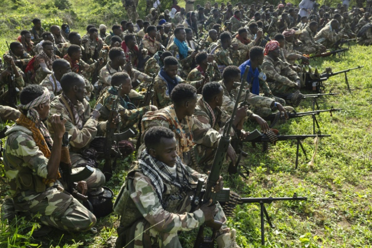 Des soldats de l'armée nationale de Somalie (SNA) à Awdheegle, une des localités récemment reprises aux rebelles islamistes shebab, le 11 novembre 2025 ( AFP / Tony KARUMBA )