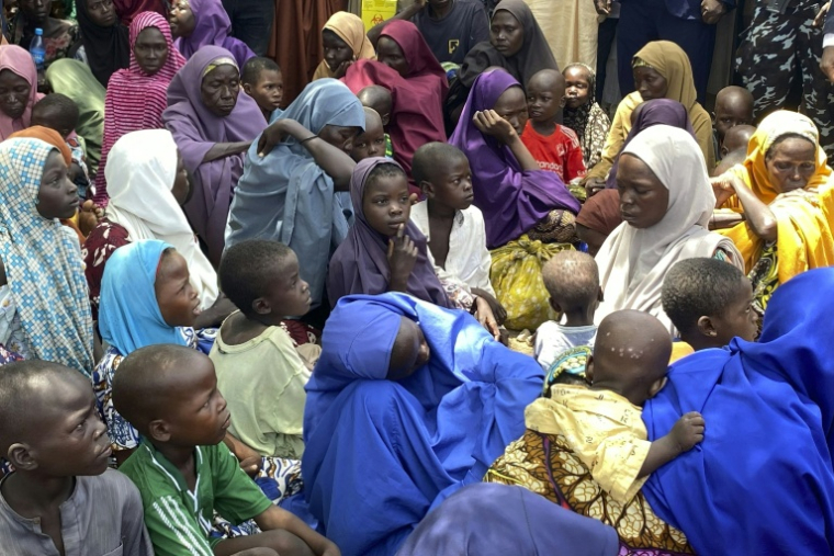 Des femmes et des enfants, libérés après avoir été enlevés par le groupe jihadiste Boko Haram, sont remis aux autorités locales de Pulka, le 8 juin 2026 à Gwoza, au Nigeria ( AFP / Audu MARTE )