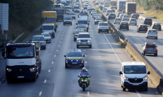 Un convoi de police et d'autres véhicules sur une autoroute près de Paris, France