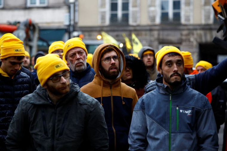 Des agriculteurs français de la Coordination Rurale se rassemblent avec leurs tracteurs devant la préfecture de la Haute-Vienne pour protester, à Limoges, France