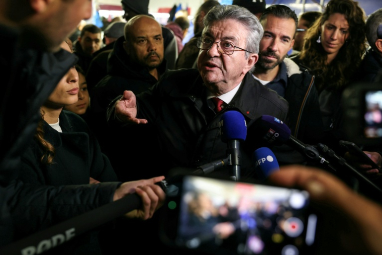 Jean-Luc Mélenchon (g), leader de La France Insoumise (LFI), fait une déclaration à la presse lors d'une visite au marché de Choisy-le-Roi, le 2 novembre 2025 dans le Val-de-Marne ( AFP / Thomas SAMSON )