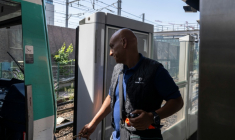 Un conducteur de metro de la RATP à Paris, portant un gilet rafraichissant pour entrer dans la cabine de pilotage de la ligne 13 du métro à Chatillon, le 12 aout 2025 ( AFP / Martin LELIEVRE )