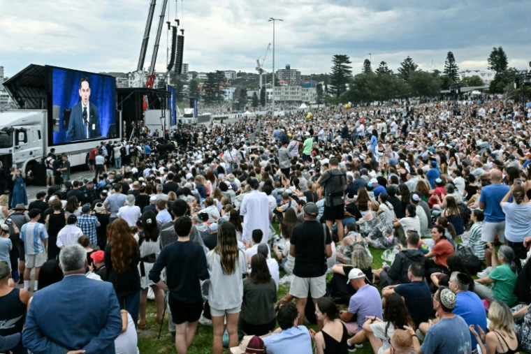 Des personnes assistent à la cérémonie en hommage aux victimes de la tuerie antisémite de Bondi Beach, à Sydney, le 21 décembre 2025 ( AFP / Saeed KHAN )