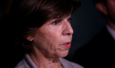 La ministre française des Affaires étrangères Catherine Colonna s'entretient avec des journalistes à l'aéroport Paris Charles de Gaulle