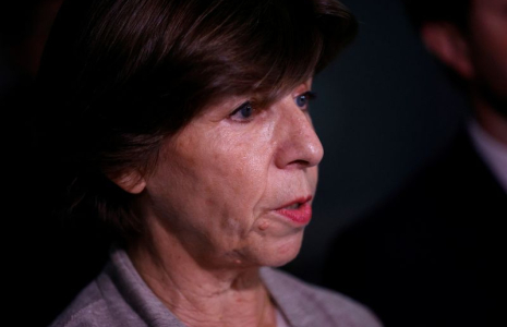La ministre française des Affaires étrangères Catherine Colonna s'entretient avec des journalistes à l'aéroport Paris Charles de Gaulle