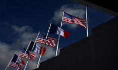 Des drapeaux français et américains à l'aéroport d'Orly