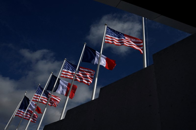 Des drapeaux français et américains à l'aéroport d'Orly