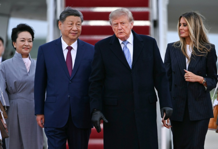 De gauche à droite: la Première dame chinoise Peng Liyuan, le président Chinois Xi Jinping, le président américain Donald Trump et la Première dame américaine Melania Trump, à l'arrivée du couple présidentiel chinois à Joint Base Andrews, dans le Maryland (est) le 23 septembre 2026 ( AFP / Brendan SMIALOWSKI )