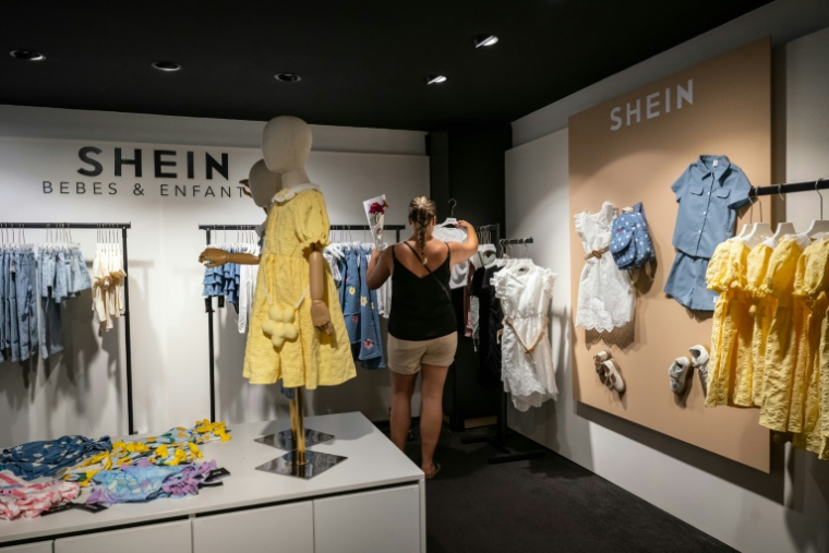 Une cliente dans une boutique éphémère de la marque asiatique Shein, le 26 juin 2025 à Diajon, en Côte-d'Or ( AFP / ARNAUD FINISTRE )
