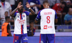 Ainsley Maitland-Niles (g), auteur du deuxième but de Lyon sur un service de Corentin Tolisso (de dos), face au Sparta Prague, le 11 août à Décines-Charpieu ( AFP / Alex MARTIN )