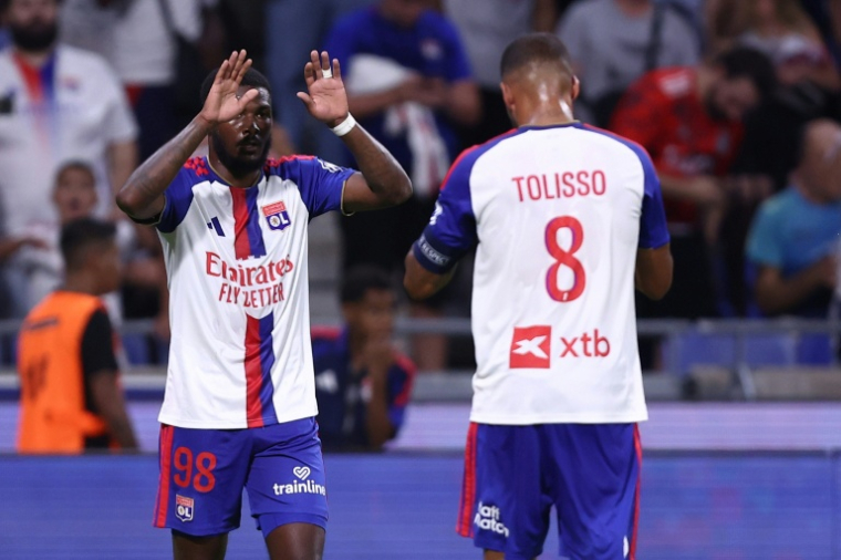 Ainsley Maitland-Niles (g), auteur du deuxième but de Lyon sur un service de Corentin Tolisso (de dos), face au Sparta Prague, le 11 août à Décines-Charpieu ( AFP / Alex MARTIN )