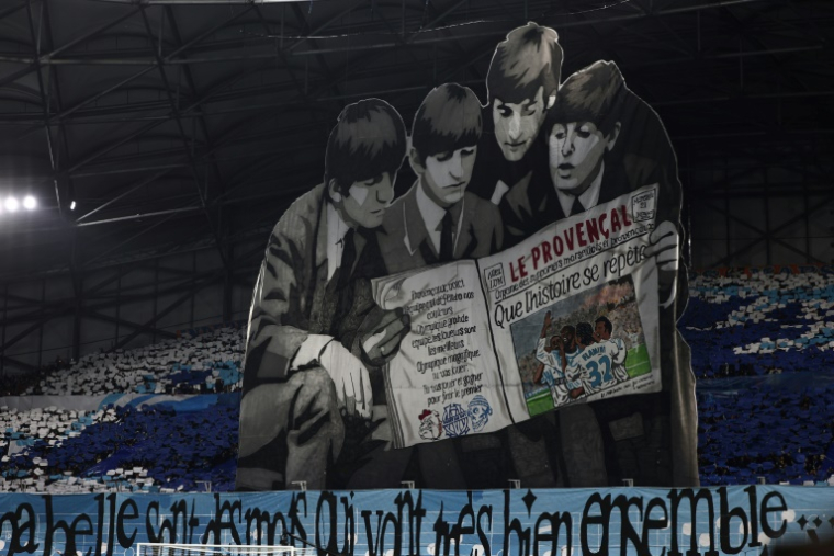 Clin d'oeil aux Beatles sur un tifo des supporters de l'OM, avant le match contre Liverpool en Ligue des champions, le 21 janvier 2026 au Vélodrome ( AFP / Thibaud MORITZ )