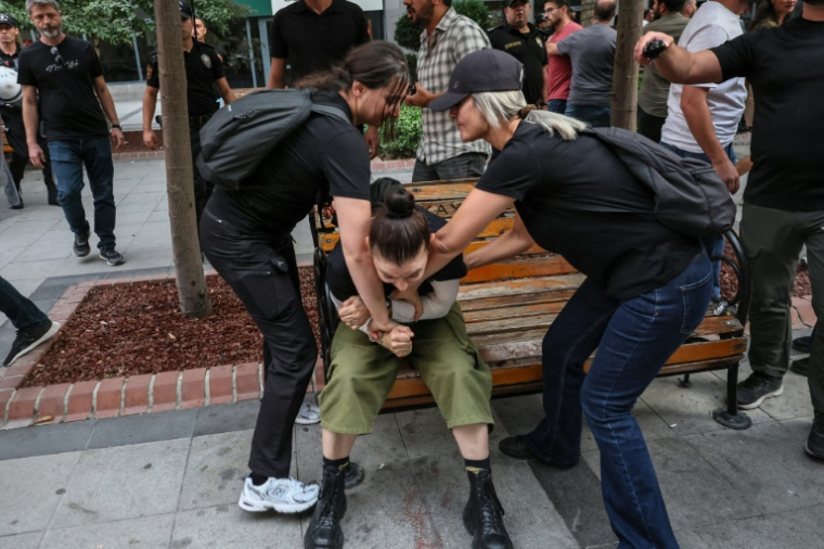 Des policiers interpellent une femme lors d'une manifestation contre les arrestations et le ciblage croissant des militants LGBTQ, le 15 septembre 2026 à Ankara  ( AFP / ADEM ALTAN )