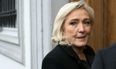 La présidente du groupe parlementaire RN à l'Assemblée nationale, Marine Le Pen, à Bruxelles le 17 décembre 2025 ( AFP / NICOLAS TUCAT )