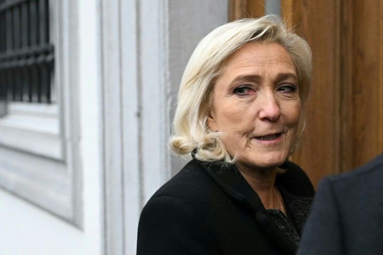 La présidente du groupe parlementaire RN à l'Assemblée nationale, Marine Le Pen, à Bruxelles le 17 décembre 2025 ( AFP / NICOLAS TUCAT )