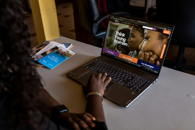 Oumie Jagne, coordinatrice de programme à l'ONG gambienne "Think Young Women" qui vient en aide aux victimes d'excision, à son bureau à Serrekunda, en Gambie, le 30 janvier 2026 ( AFP / MUHAMADOU BITTAYE )
