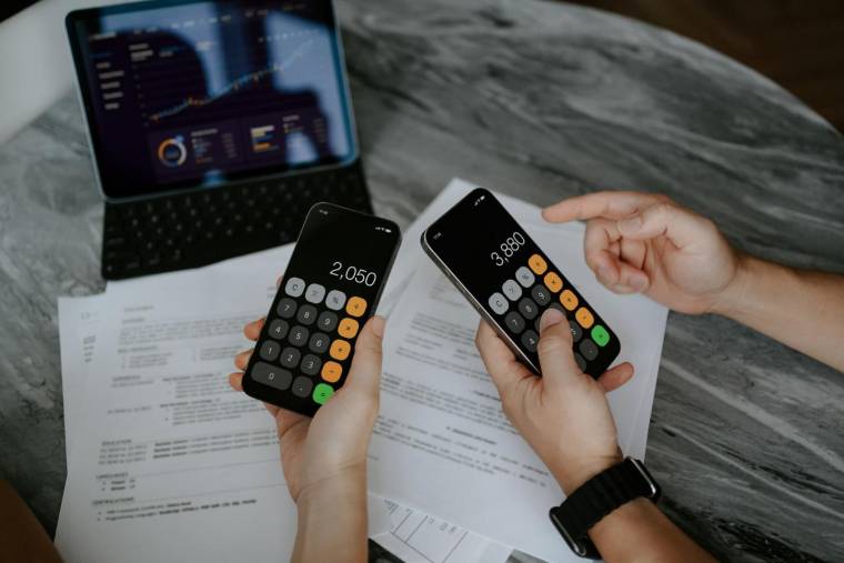 Le compte bancaire professionnel est un compte courant destiné aux entreprises, facilitant la gestion des flux financiers liés à l’activité.