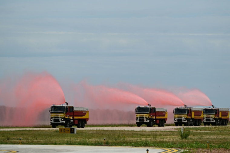Des camions de pompiers pulvérisent du retardant lors d'une démonstration à l'occasion de la visite du ministre de l'Intérieur Laurent Nuñez pour le lancement de la campagne nationale de prévention des feux de forêt, le 4 juin 2026 à Nîmes, dans le Gard ( AFP / Miguel MEDINA )