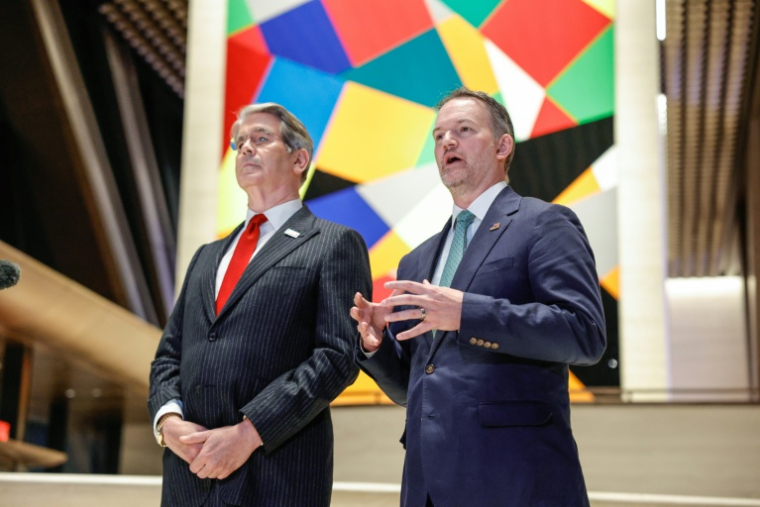 Le ministre américain des Finances Scott Bessent (g) et le représentant au Commerce Jamieson Greer (d) lors d'un point presse après une rencontre avec le vice-Premier ministre chinois He Lifeng à New York, le 20 septembre 2026 ( AFP / kena betancur )