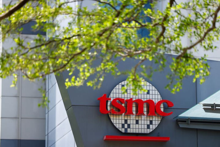Un logo TSMC est affiché sur un bâtiment à Hsinchu, à Taïwan