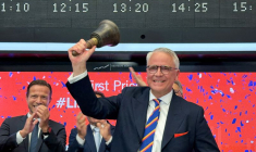 Philipp von Hirschheydt, PDG d'Aumovio, sonne la cloche à la Bourse de Francfort