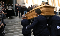 Le cercueil de Claudia Cardinale à l'église Saint-Roch à Paris le 30 septembre 2025 ( AFP / Bertrand GUAY )
