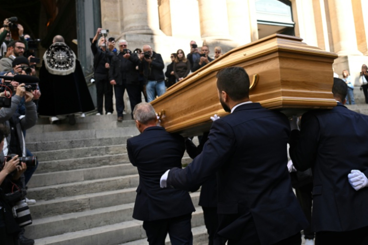 Le cercueil de Claudia Cardinale à l'église Saint-Roch à Paris le 30 septembre 2025 ( AFP / Bertrand GUAY )
