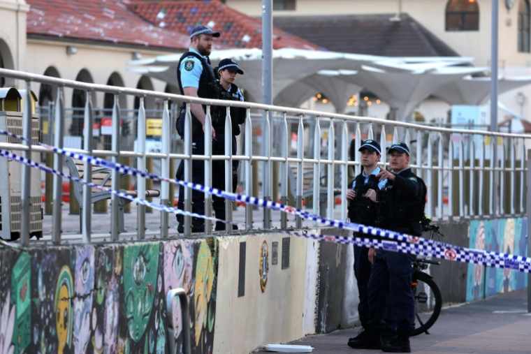 Des policiers sur les lieux d'une fusillade survenue à Bondi Beach, à Sydney, le 15 décembre 2025 en Australie ( AFP / DAVID GRAY )