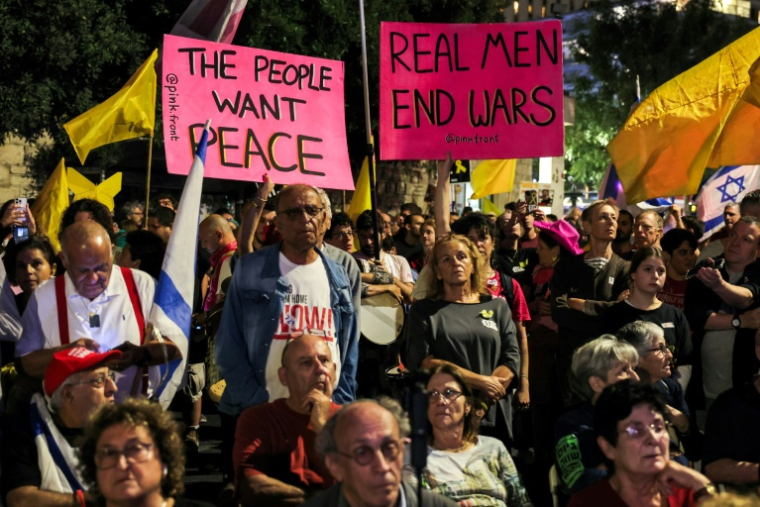Des manifestants se rassemblent lors d'une manifestation antigouvernementale organisée par les familles des otages israéliens capturés dans la bande de Gaza depuis octobre 2023, devant la résidence du Premier ministre israélien à Jérusalem le 4 octobre 2025 ( AFP / Ahmad GHARABLI )
