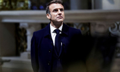 Emmanuel Macron lève les yeux lors d'une visite à la cathédrale Notre-Dame de Paris, à Paris