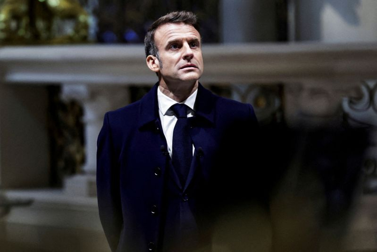 Emmanuel Macron lève les yeux lors d'une visite à la cathédrale Notre-Dame de Paris, à Paris