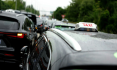 L'autoroute A1, au nord de Paris, bloquée par une manifestation des taxis, le 21 mai 2025 à La Courneuve ( AFP / Thomas SAMSON )