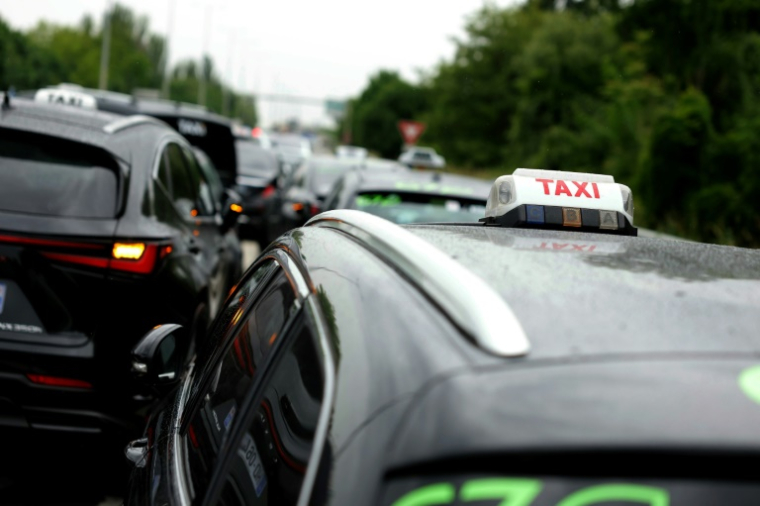 L'autoroute A1, au nord de Paris, bloquée par une manifestation des taxis, le 21 mai 2025 à La Courneuve ( AFP / Thomas SAMSON )
