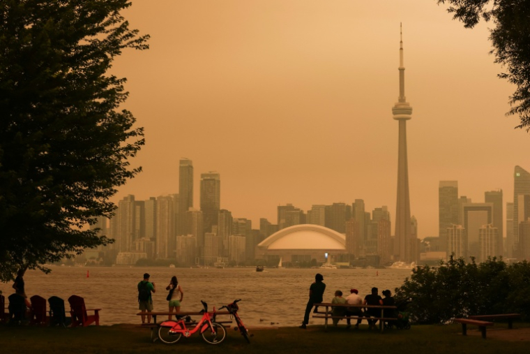 Le centre-ville de Toronto, au Canada, obscurci par les fumées dues à des feux de forêt dans le nord de la province de l'Ontario, le 15 juillet 2026 ( AFP / Cole BURSTON )